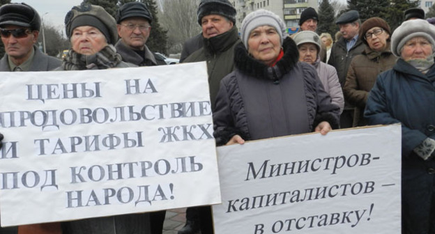 Участники митинга в Волжском потребовали вернуть льготы. 2 февраля 2016 г. Фото Татьяны Филимоновой для "Кавказского узла"