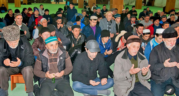 Прихожане салафитской мечети в Шамхале. Махачкала. Фото http://islamdag.ru/news/14079