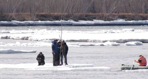 Рыбаки на льдине. Фото: http://www.mchsmedia.ru/folder/3101/item/6460035/