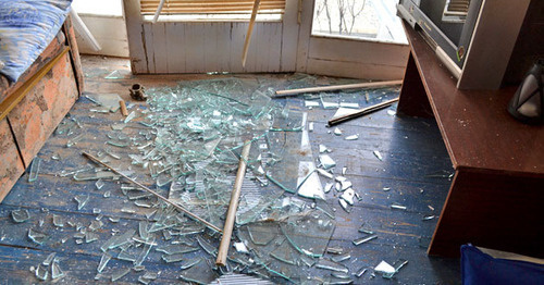 Разбитое стекло на полу дома, в котором произошел взрыв газа. Сочи, февраль 2016 г. Фото Светланы Кравченко для "Кавказского узла"