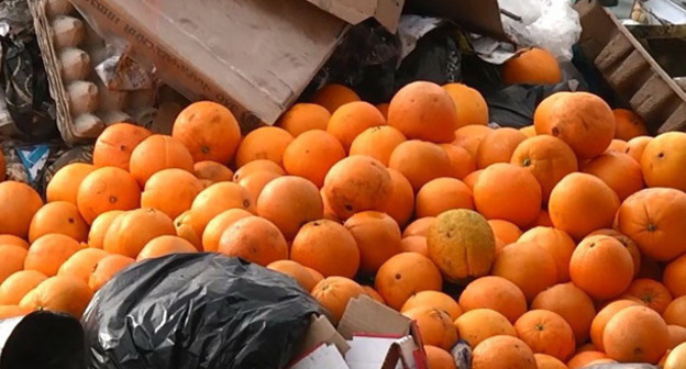 Апельсины из Турции, обнаруженные на рынке в Черкесске. 4 февраля 2015 г. http://www.riakchr.ru/v-kchr-pod-buldozer-otpravili-poltonny-turetskikh-apelsinov-popavshikh-pod-sanktsii/