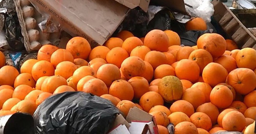 Апельсины из Турции, обнаруженные на рынке в Черкесске. 4 февраля 2015 г. http://www.riakchr.ru/v-kchr-pod-buldozer-otpravili-poltonny-turetskikh-apelsinov-popavshikh-pod-sanktsii/