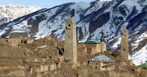 Крепость и мечеть в поселке Шарой высокогорного Шаройского района Чечни. Фото: Youtube.com/user/chechnyatodaycom