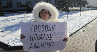 Участница одиночного пикета в поддержку Ильдара Дадина в Ростове-на-Дону, 7 февраля 2016 года. Фото Константина Волгина для "Кавказского узла" Участница одиночного пикета в поддержку Ильдара Дадина в Ростове-на-Дону, 7 февраля 2016 года. Фото Константина Волгина для "Кавказского узла"
