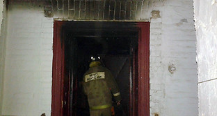 Сотрудник МЧС на пожаре. Фото: http://61.mchs.gov.ru/operationalpage/operational/item/3427664/ Сотрудник МЧС на пожаре. Фото: http://61.mchs.gov.ru/operationalpage/operational/item/3427664/
