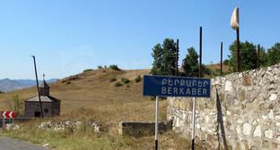 Въезд в село Беркабер, Армения. Фото: http://news.gisher.ru/ru/society/krakocner-berqaberi-uxxutyamb.html Въезд в село Беркабер, Армения. Фото: http://news.gisher.ru/ru/society/krakocner-berqaberi-uxxutyamb.html