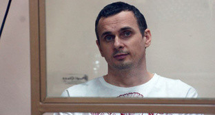 Украинский режиссер Олег Сенцов на суде в Ростове-на-Дону. Фото: Антон Наумлюк, http://www.svoboda.org/content/article/27174113.html Украинский режиссер Олег Сенцов на суде в Ростове-на-Дону. Фото: Антон Наумлюк, http://www.svoboda.org/content/article/27174113.html