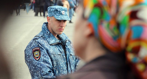 Сотрудник полиции Грозного во время митинга Фото Магомеда Магомедова для "Кавказского узла"