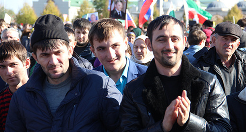 Жители Грозного во время празднование "Дня народного единства" в Грозном. 4 ноября 2015 г. Фото Магомеда Магомедова для "Кавказского узла"