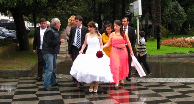 Участники свадебной церемонии в Грузии. Батуми, Аджария. Фото Юлии Кашеты для "Кавказского узла".
