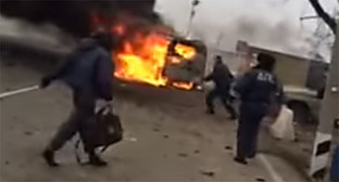 Взрыв у поста ГИБДД в Дагестане, Фото: Стоп-кадр видео "Видео с места взрыва у Джемикентского поста ГИБДД" http://www.riadagestan.ru/news/incidents/video_s_mesta_vzryva_u_dzhemikentskogo_posta_gibdd/ Взрыв у поста ГИБДД в Дагестане, Фото: Стоп-кадр видео "Видео с места взрыва у Джемикентского поста ГИБДД" http://www.riadagestan.ru/news/incidents/video_s_mesta_vzryva_u_dzhemikentskogo_posta_gibdd/