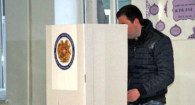 На избирательном участке во время референдума. 6 декабря 2015 г. Фото http://newsarmenia.am/news/armenia/v-armenii-v-20-00-zakrylis-vse-izbiratelnye-uchastki-na-konstitutsionnom-referendume/