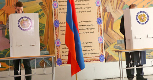 Во время голосования на референдуме. 6 декабря 2015 г. Фото http://panarmenian.net/