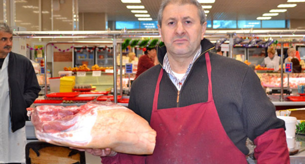 Продавец мяса на рынке в Сочи. Фото Светланы Кравченко для "Кавказского узла"