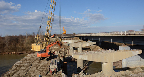 Реконструкция 114-метрового моста через реку Пшиш. Фото: http://www.adygheya.ru/press/news/show/?newsid=10010