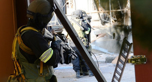 Представитель силовых струкрут в ходе КТО. Фото: http://nac.gov.ru/kontrterroristicheskie-operacii/v-nalchike-neytralizovan-okazavshiy-vooruzhennoe.html Представитель силовых струкрут в ходе КТО. Фото: http://nac.gov.ru/kontrterroristicheskie-operacii/v-nalchike-neytralizovan-okazavshiy-vooruzhennoe.html