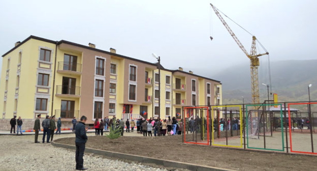 В приграничном поселке Матагис в Мартакертском районе Нагорного Карабаха сдан в эксплуатацию новый жилой дом для военнослужащих.16 февраля 2016 г. Фото Алвард Григорян для "Кавказского узла"