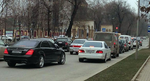 Грозный, движение автомобилей по улице Митаева. Фото Магомеда Магомедова для "Кавказского узла"