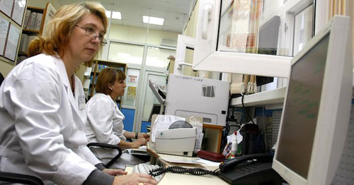 Медицинские работники в регистратуре поликлиники. Фото: Владимир Аносов / Югополис