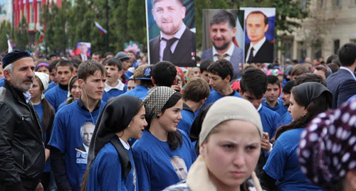 Молодежь на праздновании дня рождения Путина в Грозном. Фото Магомеда Магомедова для "Кавказского узла"