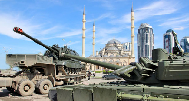 Военная техника на фоне мечети "Сердце Чечни". Грозный. Фото Магомеда Магомедова для "Кавказского узла"