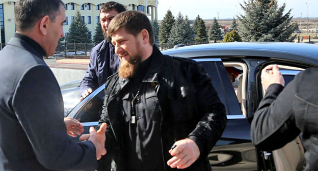 Юнус-Бек Евкуров и Рамзан Кадыров (справа) во время встречи. Магас, 21 февраля 2016 г. Пресс-служба Главы и Правительства РИ