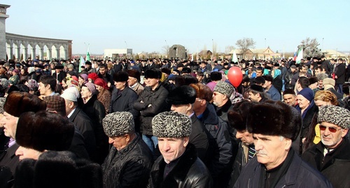 Участники митинга у Мемориала памяти и славы в Назрани 23 февраля 2016 года. Фото Магомеда Магомедова для "Кавказского узла".