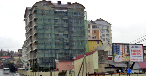 Строящийся многоквартирный дом. Сочи, 25 февраля 2016 г. Фото Светланы Кравченко для "Кавказского узла"