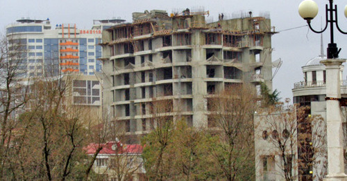 Строящееся здание на улице Конституции. Фото Светланы Кравченко для "Кавказского узла"