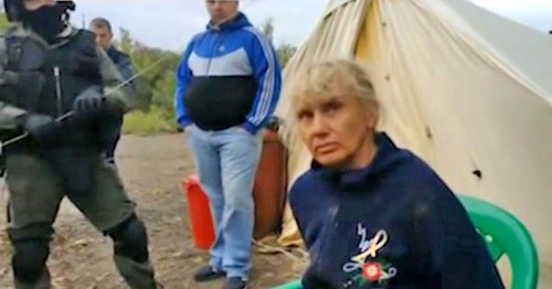 Инесса Тарвердиева дает показания возле палатки, где укрывались преступники. Фото: оперативная съемка МВД России https://mvd.ru/
