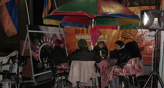 Активисты движения "Вставая Армения" на ночной ночную акции. Фото Тиграна Петросяна для "Кавказского узла"