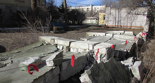 Обрушился аварийный забор больницы №3 в Волгограде. Фото Вячеслава Ященко для "Кавказского узла"