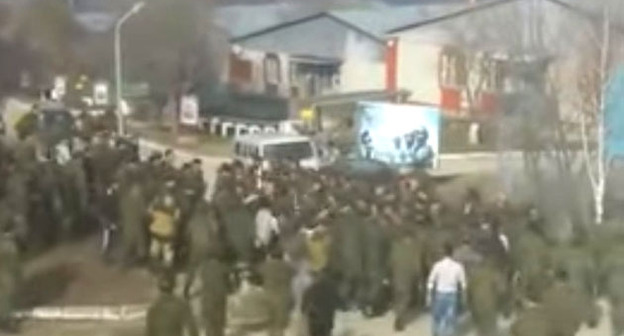 Драка на территории воинской части в селении Борзой. 25 февраля 2016 г. Кадр из видео пользователя Надежда Иванова https://www.youtube.com/watch?v=2R9tW9YkqbE&feature=youtu.be