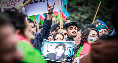 Участник митинга держит в руках портрет политзаключенной Хадиджи Исмаиловой. Баку, март 2015 г. Фото Азиза Каримова для "Кавказского узла"