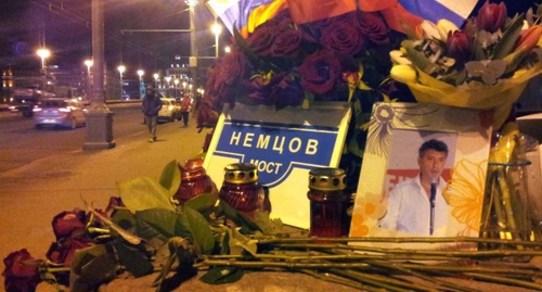 Цветы на месте убийства Бориса Немцова. Москва. Фото: RFE/RL