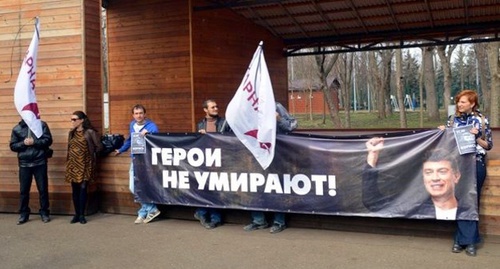 Участники акции памяти Бориса Немцова в Краснодаре. 27 февраля 2016 года. Фото: Alexander Safronov, Facebook.com