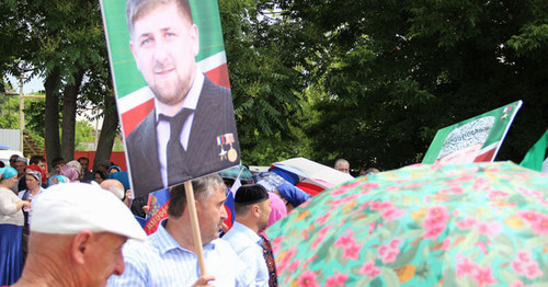 Участник акции держит портрет Кадырова. Фото Магомеда Магомедова для "Кавказского узла"