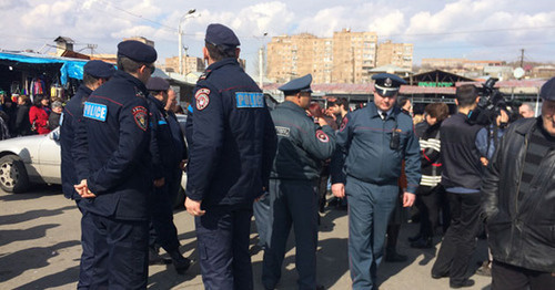Сотрудники полиции на вещевом рынке "Малатия". Ереван, февраль 2016 г. Фото http://ru.aravot.am/2016/02/26/201622/