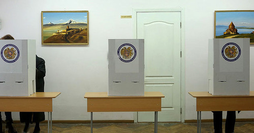 На избирательном участке во время голосования на референдуме. Фото: © PAN Photo / Varo Rafayelyan, Hrant Khachatryan, Karo Sahakyan