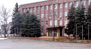 Здание городской администрации в Буйнакске. Дагестан. Фото http://odnoselchane.ru/