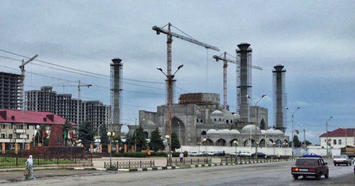 Строительство новой мечети в Шали. Фото: открытая группа Строительство в Чеченской республике http://vk.com/chechen_development