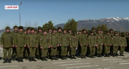 Служащие воинской части в Борзое. 27 февраля 2016 года. Фото: скриншот из телесюжета ЧГТРК "Грозный", Youtube.com