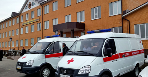 Машины скорой помощи возле здания Центральной районной больницы. КБР. Фото http://kbrria.ru/