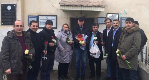 Активисты, пришедшие поздравить Хадиджу Исмайлову с 8 марта, перед зданием колонии. Баку, 7 марта 2016 года. Фото Парваны Байрамовой для "Кавказского узла"