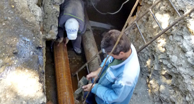 На месте аварии на коммунальных сетях работает аварийная бригада. Фото Светланы Кравченко для "Кавказского узла"