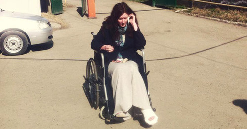 Александра Елагина выложила фото на своей странице в Facebook, на которой она запечатлена сидящей в инвалидной коляске. Магас, 10 марта 2016 г. Фото: https://www.facebook.com/photo.php?fbid=10204326985654131&set=a.3719866214597.115335.1814045674&type=3&theater
