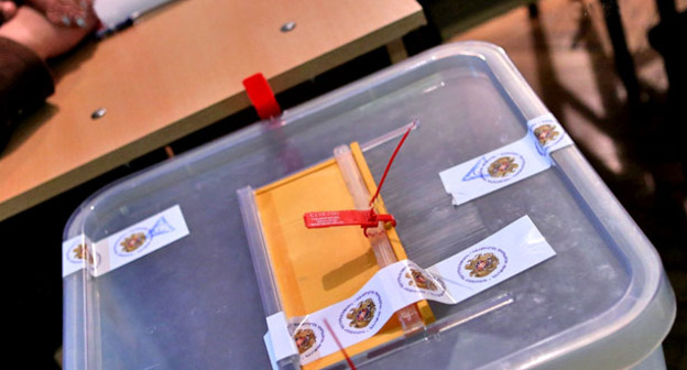 Урна для голосования. Фото: PAN Photo / Vahan Stepanyan