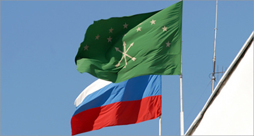 Флаги России и Адыгеи. Фото: http://adigeatoday.ru/?article_id=11000
