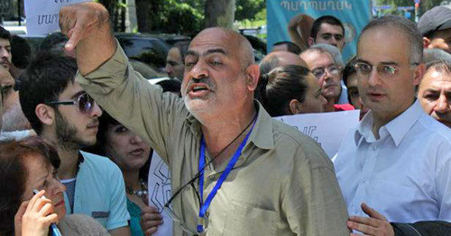 Вардгес Гаспари (в центре). Фото http://ru.aravot.am/2012/08/04/162118/