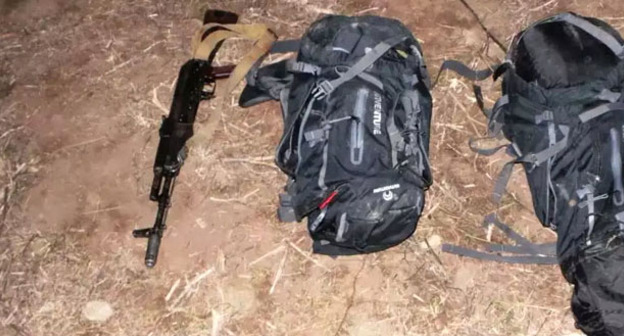 Оружие и вещи, изъятые во время спецоперации в Хунзахском районе Дагестана. Фото http://nac.gov.ru/